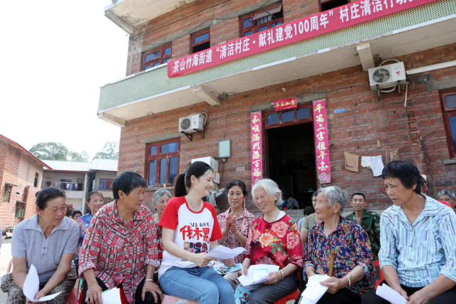 村校互动 大学生“三下乡”助力乡村振兴