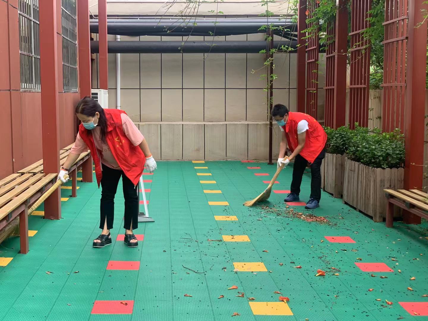 义马市第五小学：齐心协力大清洁，“疫”尘不染迎开学