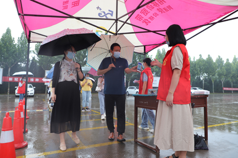济源六中：雨中演练迎开学 疫情防控保平安