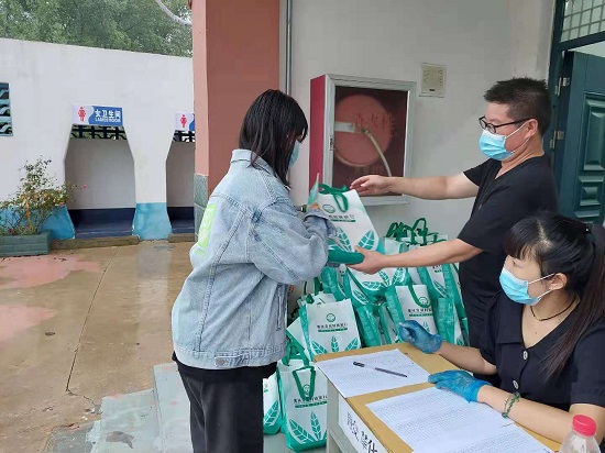 漯河市郾城区李集中学：错峰领书 风雨无阻