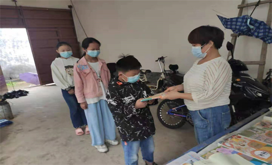 郾城区新店镇第二中心小学：疫情巧发书 秋风寄温情