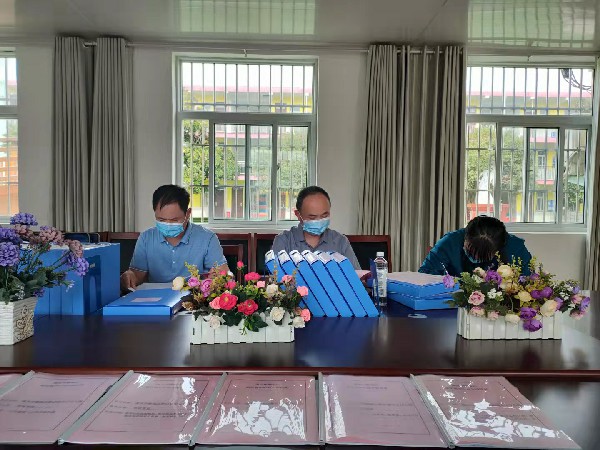 漯河市郾城区新店镇中心幼儿园：积极迎检 助力开学