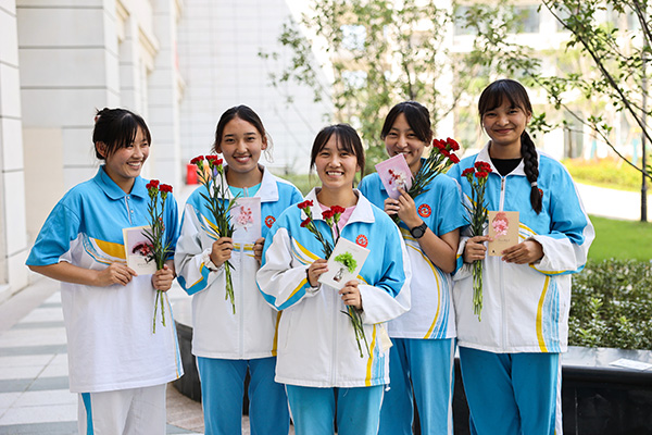 郑州四中：留校西藏班学生与老师一起庆祝教师节