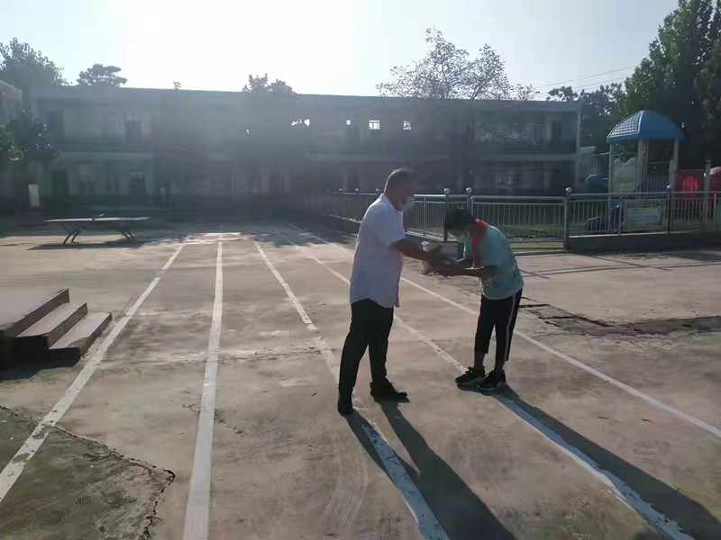 李湾小学：大力表彰“优秀学生”，鼓励勇于比拼赶超