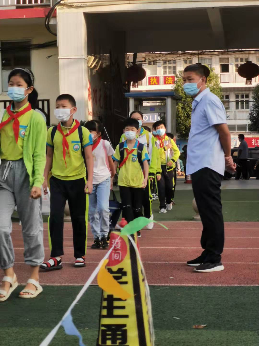 内乡县第四小学：秋高气爽花意浓 校园学子正归来