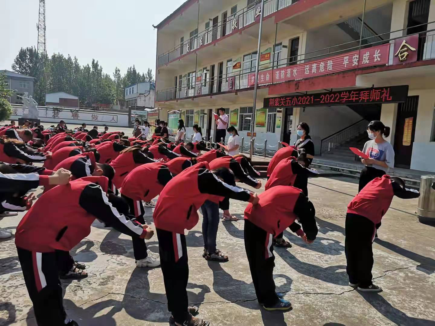 淅川县荆关五小：行拜师礼感恩师情 庄严宣誓彰显忠诚