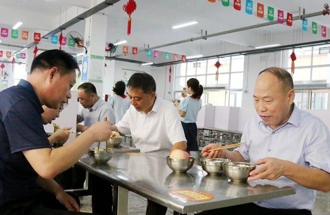 漯河：局长走进校园 与师生共进午餐