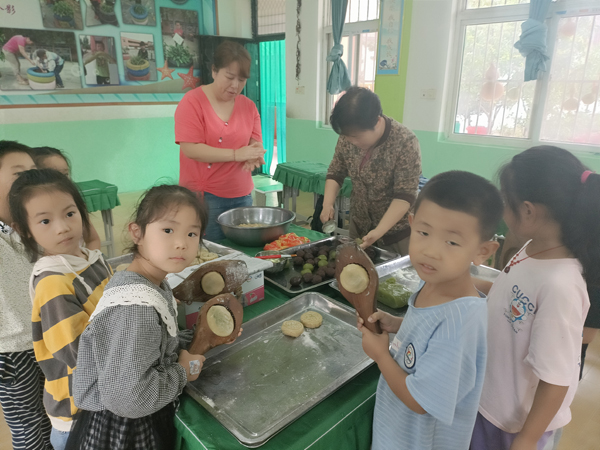 济源示范区梨林小学：小手做月饼 喜迎中秋节