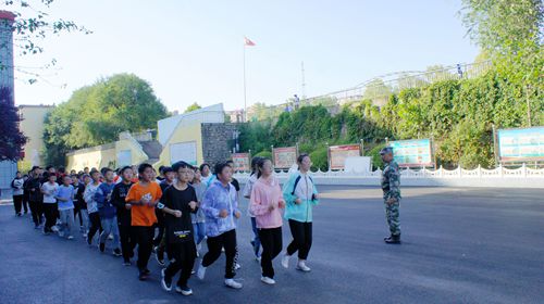 义马市第一初级中学迎来新生的第一节必修课——军训
