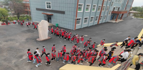 义马市第一初级中学举行新学年第一次消防和防震演练