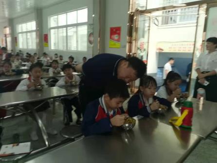 局长陪餐 守护师生“舌尖”安全——郾城区教育局局长李克明到东街小学陪餐