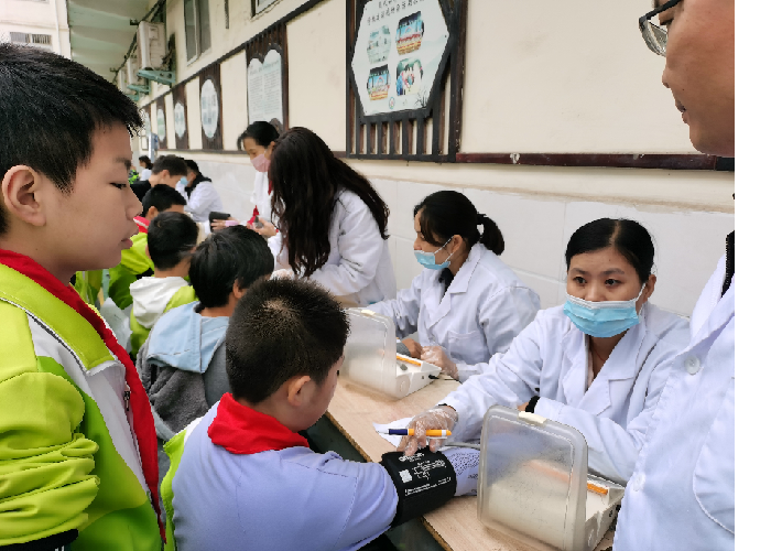 内乡四小：免费体检进校园，护航学生促成长