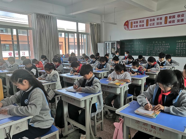 用笔在心 书写经典——济源市东湖小学举行10月份学生写字比赛