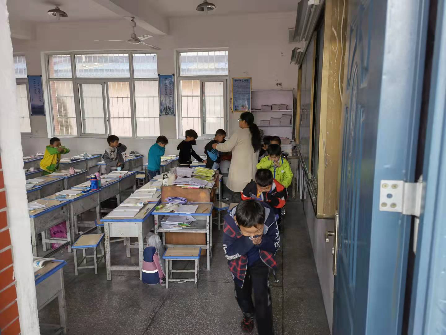 淅川县西簧乡中心小学举行2021秋期消防应急疏散演练