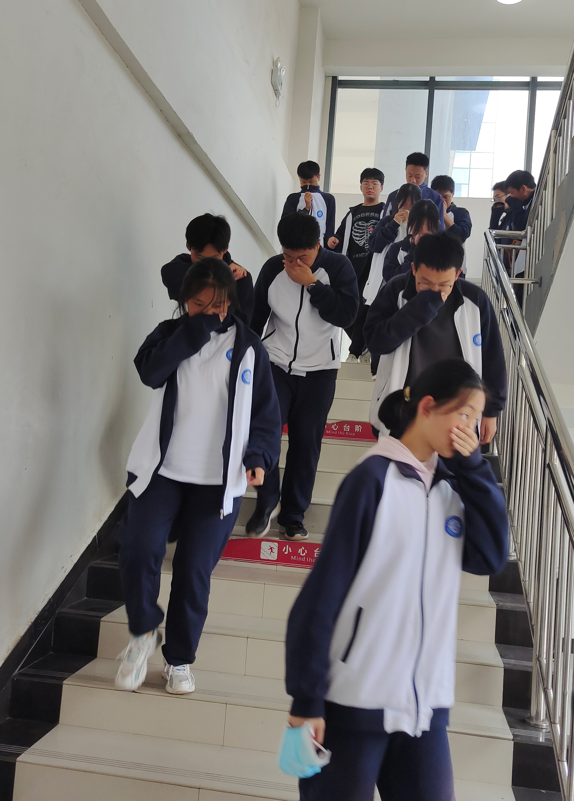 筑牢安全“防火墙”——郑州市信息技术学校举行消防安全疏散演练