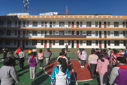 源汇区五一路小学开展“119”消防疏散演练