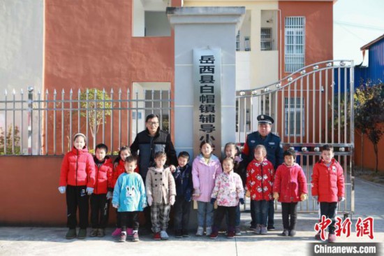深村教学点师生合影。　程暑炜 摄