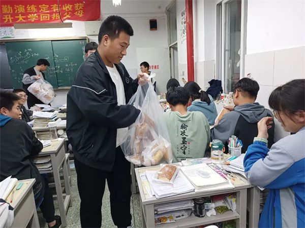 南阳邓州市400余万专项资金为万余名高三师生加餐