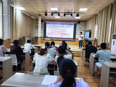 漯河市郾城区东街小学进行新学期师德师风专题培训