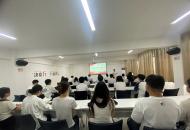 郑州经贸学院经济学院党委举行新发展党员入党宣誓仪式暨党纪学习教育专题党课