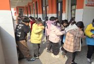 漯河市源汇区空冢郭中心小学开展消防安全应急疏散演练