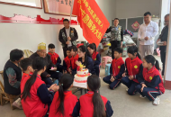 南阳：乡村小学师生为103岁抗战老兵庆生 