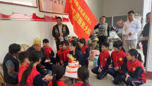 南阳：乡村小学师生为103岁抗战老兵庆生 