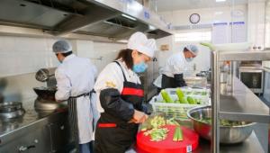 三门峡市湖滨区探索“家长帮厨制”守护校园餐