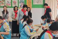 漯河市妇联走进空冢郭中心小学送关爱