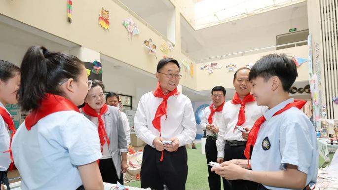 刘宁在郑州开展“六一”国际儿童节慰问活动