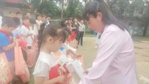 爱心妈妈”结对关爱困境儿童
