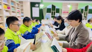 濮阳市第十中学：大手牵小手，“玩转”科普阅读
