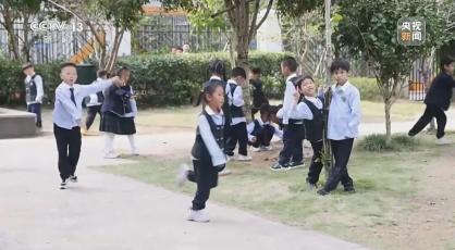 多地推行中小学春秋假，“孩子放假、家长不休”怎么办？