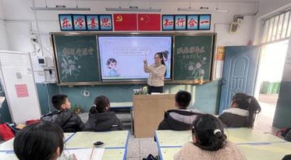 毛笔飘香润童心，亲子共学传文化——平顶山市东环路小学开展“家长进课堂”活动