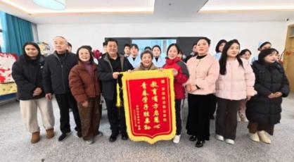 信阳航空职业学院智慧健康养老专业举办别开生面年终总结会 ——学生展演急救技能，行业赠旗点赞育人成果