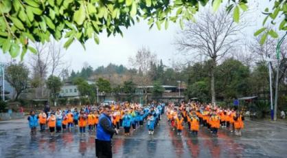 红魂绿护伴成长 游学温暖松桃童