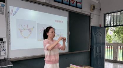 家长助教伴成长 巧手灵动创美好——平顶山市东环路小学家长进课堂“手工发饰DIY”活动