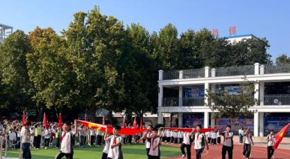 高举队旗跟党走 少年接力新长征——平顶山市东环路小学开展2026年建队日新队员入队仪式